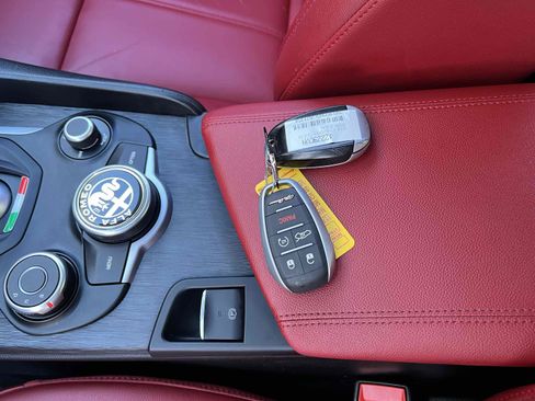 Used 2019 Alfa Romeo Giulia image 9