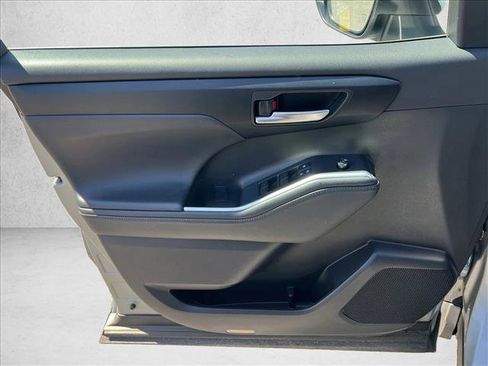 Certified 2025 Toyota Highlander XLE image 11