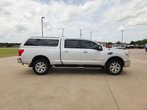 Used 2017 Nissan Titan SV AWD/4WD image 7