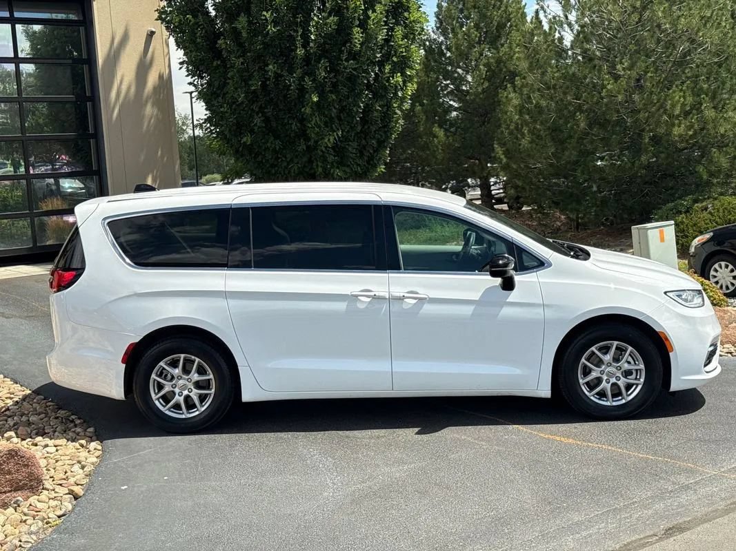 Used 2024 Chrysler Pacifica Touring-L FWD image 44