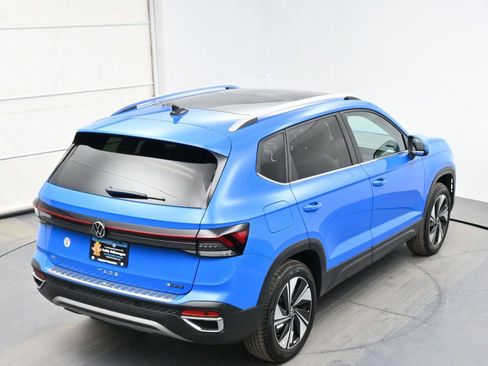 Certified 2025 Volkswagen Taos SE w/ Panoramic Sunroof Package image 11
