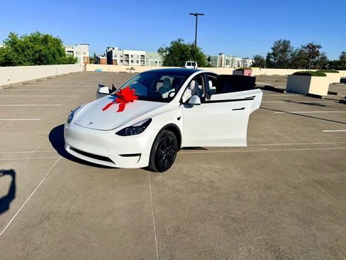 Used 2024 Tesla Model Y 2WD image 35