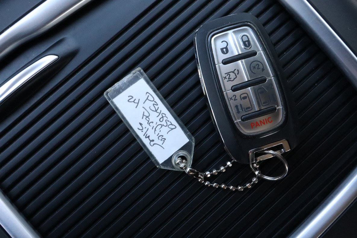 Used 2024 Chrysler Pacifica Touring-L FWD image 33