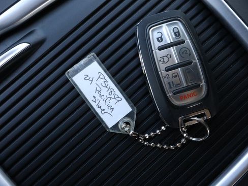 Used 2024 Chrysler Pacifica Touring-L FWD image 33