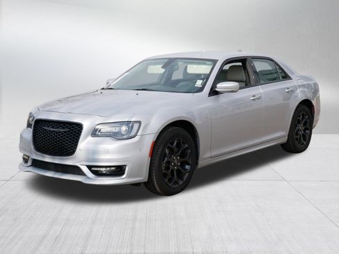 Used 2023 Chrysler 300 Touring L image 3