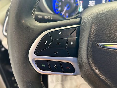 Used 2024 Chrysler Pacifica Touring-L FWD image 43