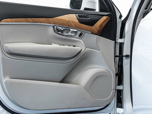 Used 2022 Volvo XC90 T6 Momentum w/ Advanced Package image 9