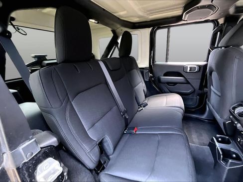 Used 2019 Jeep Wrangler Unlimited Sahara AWD/4WD image 20