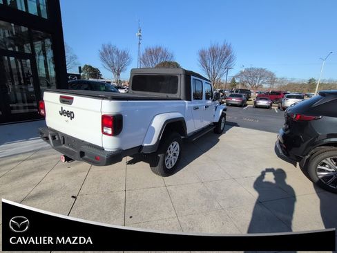 Used 2023 Jeep Gladiator Sport image 4