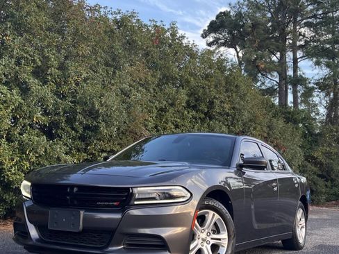 Used 2020 Dodge Charger SXT image 2