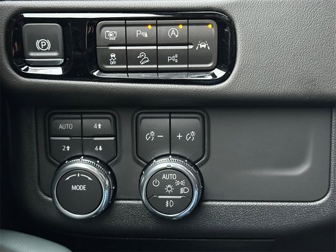 New 2026 GMC Yukon XL AT4 image 32