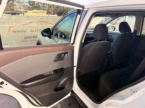 Used 2023 Nissan Rogue S image 63