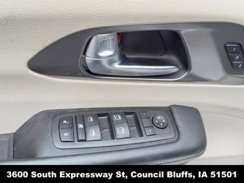 Used 2023 Chrysler Pacifica Touring-L FWD image 15