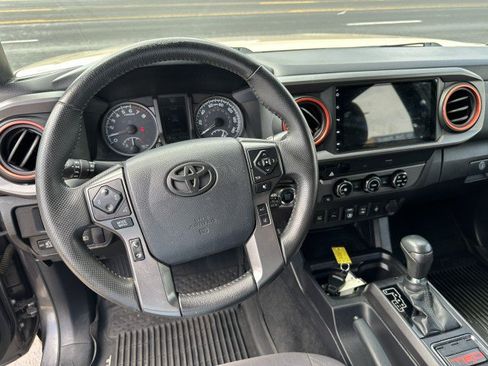 Used 2018 Toyota Tacoma TRD Off-Road w/ Technology Package RWD image 12