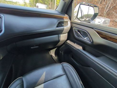 Used 2024 Chevrolet Suburban Premier RWD image 22