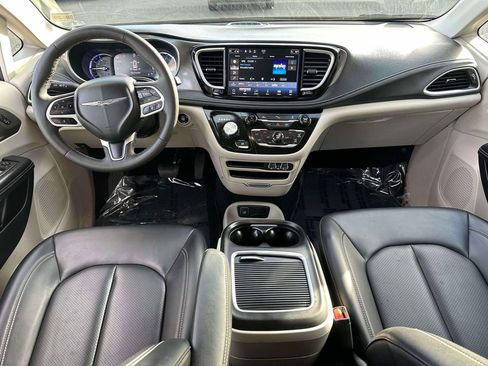 Used 2023 Chrysler Pacifica Touring-L FWD image 12
