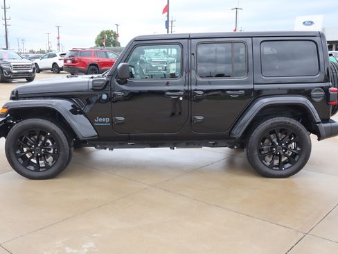 Used 2025 Jeep Wrangler Unlimited Sahara w/ Safety Group AWD/4WD image 8
