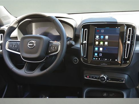 Certified 2025 Volvo XC40 B5 Plus w/ Protection Package Premier image 17