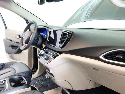 Used 2022 Chrysler Pacifica Touring-L image 37