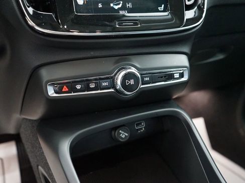 Used 2022 Volvo XC40 T5 Momentum image 38