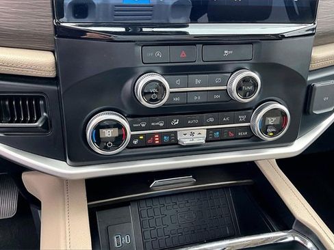 Used 2024 Ford Expedition Limited image 23