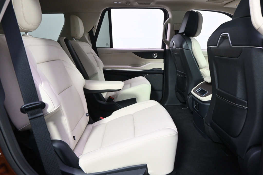 New 2027 Lincoln Navigator Reserve AWD/4WD image 18