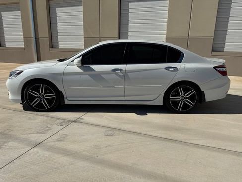 Used 2017 Honda Accord Touring image 10