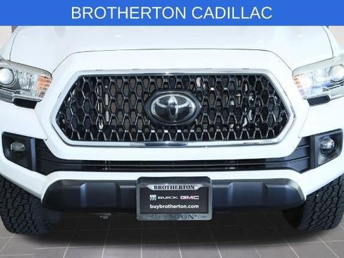 Used 2018 Toyota Tacoma TRD Off-Road w/ Technology Package AWD/4WD image 11