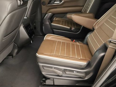Used 2025 GMC Yukon Denali Ultimate AWD/4WD image 31