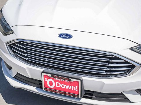 Used 2018 Ford Fusion SE w/ Fusion SE Technology Package FWD image 5