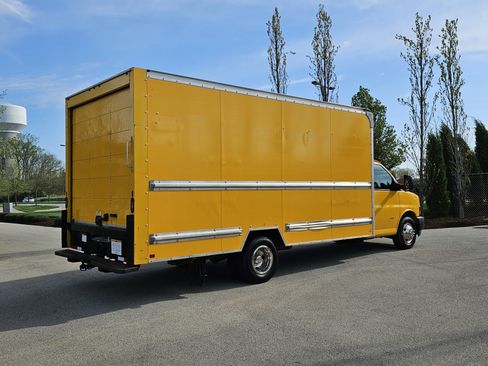 Used 2018 GMC Savana 3500 Extended w/ Driver Convenience Package RWD image 3