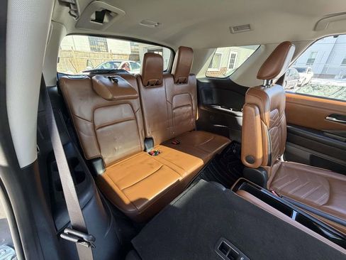 Used 2024 Nissan Pathfinder Platinum image 16