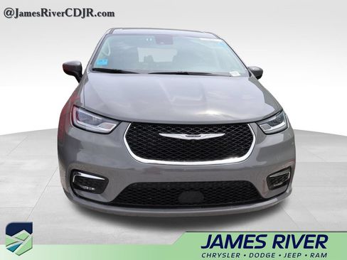 Used 2023 Chrysler Pacifica Touring-L FWD image 6