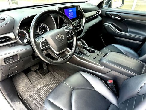 Used 2023 Toyota Highlander XLE FWD image 13