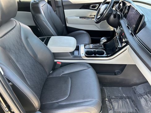 Used 2024 Kia Carnival EX FWD image 10