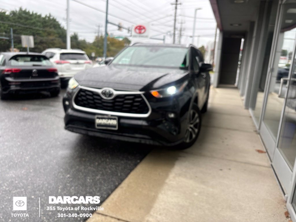 Used 2021 Toyota Highlander XLE AWD/4WD image 1