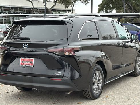 Used 2024 Toyota Sienna XLE image 6