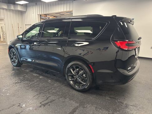 New 2026 Chrysler Pacifica Select w/ S Appearance Package image 7