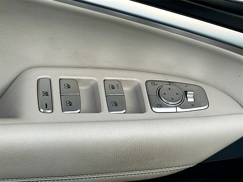 Used 2023 Genesis G70 2.0T image 17