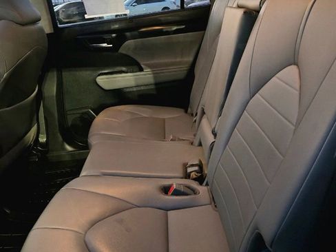 Used 2020 Toyota Highlander XLE image 42