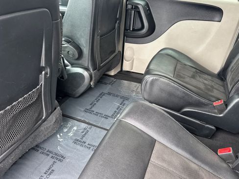 Used 2019 Dodge Grand Caravan SXT FWD image 4