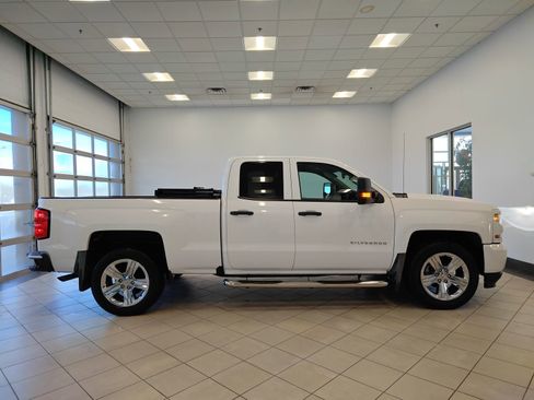 Used 2018 Chevrolet Silverado 1500 Custom w/ Custom Value Package image 2