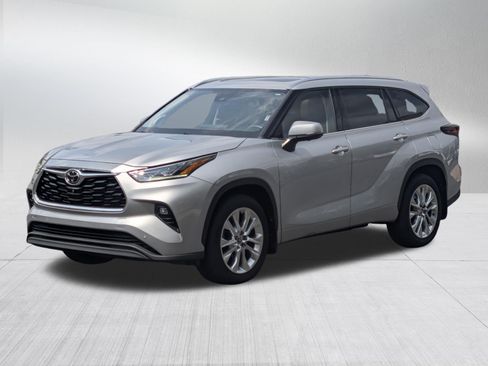 Used 2024 Toyota Highlander Limited AWD/4WD image 3
