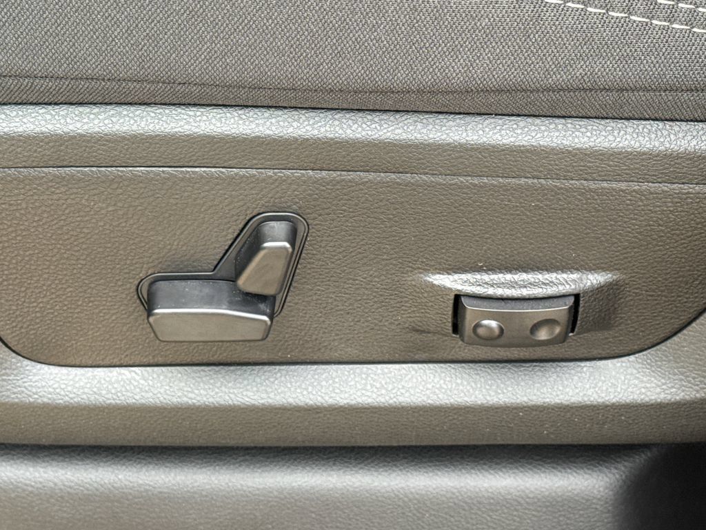 New 2026 RAM 3500 Big Horn AWD/4WD image 21