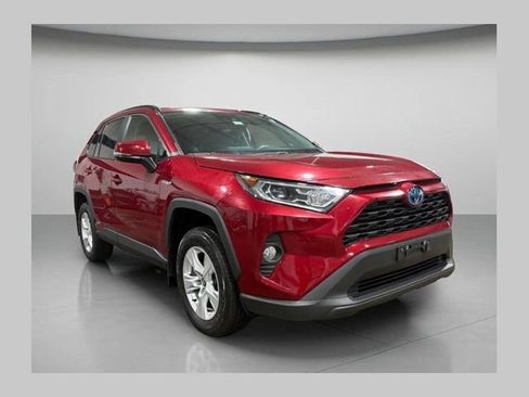 Used 2021 Toyota RAV4 XLE w/ Convenience Package image 1