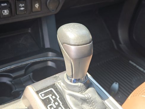 Used 2018 Toyota Tacoma Limited AWD/4WD image 16