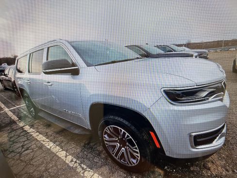 Used 2024 Jeep Wagoneer L Series II w/ Flexible Seating Group image 16