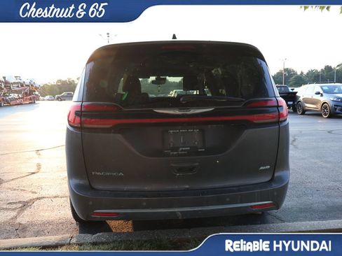 Used 2023 Chrysler Pacifica Touring-L AWD/4WD image 18