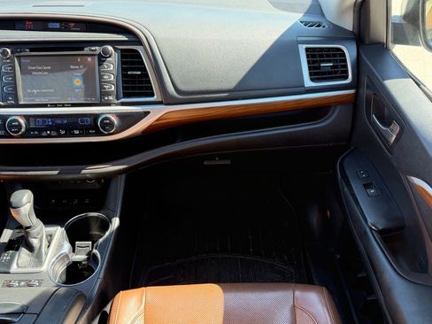 Used 2019 Toyota Highlander Limited w/ Carpet Mat Package (TMS) image 9
