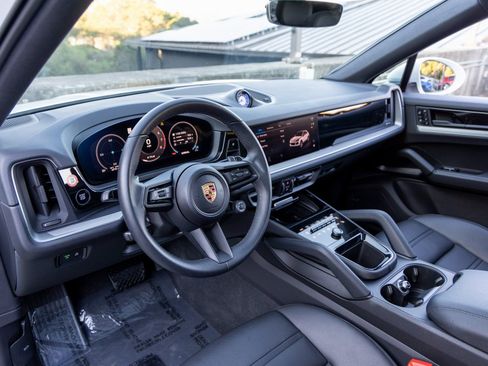 Certified 2025 Porsche Cayenne Coupe image 4